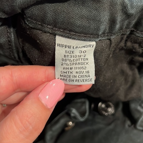 Hippie Laundry Mid Rise Midi Black Distressed Jean Shorts, Size 30 - Picture 7 of 8